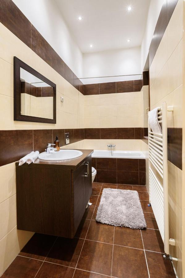 Spacious & Serene Downtown Home With Free Parking Budapest Exterior foto